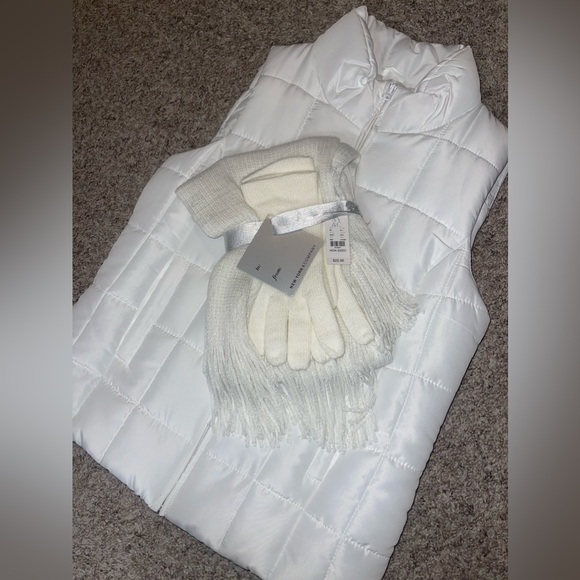 New York & Company Fall/Winter Set 🍂 ❄️ Vest/Scarf/Glove Combo - Picture 3 of 7